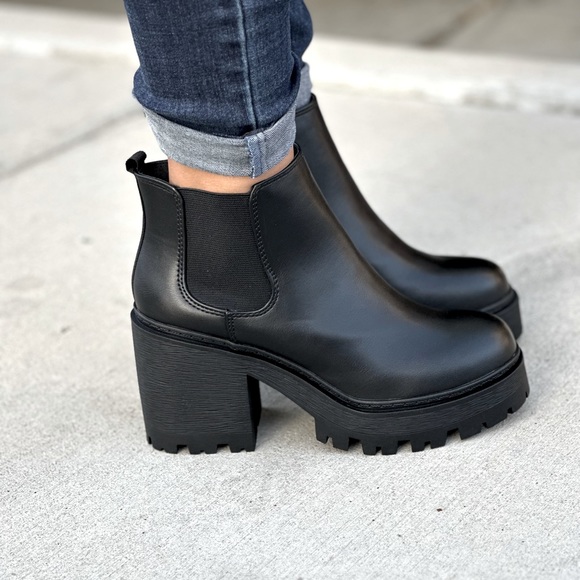 Soda Shoes - Black chunky lug sole platform pull on boot